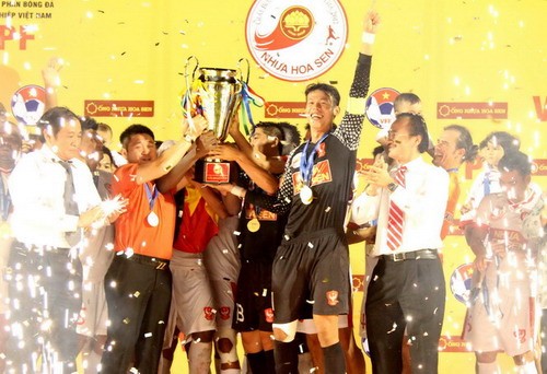 Mùa giải 2013, Xi măng Xuân Thành Sài Gòn sẽ được tập đoàn Xuân Thành tài trợ 25 tỷ đồng và tham dự cả 3 giải đấu: V-League, cúp Quốc gia và AFC Cup. Người nhiều khả năng sẽ ngồi vào ghế nóng ở câu lạc bộ này sẽ là HLV Lư Đình Tuấn.